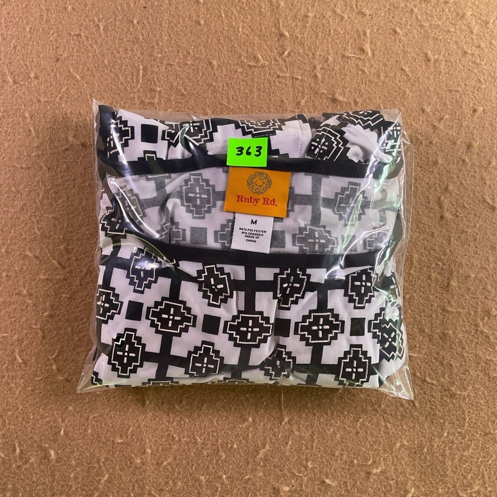 Ruby Rd Women's Medium Black White Geometric Tile Print Ruffle Cuff Knit Top - Picture 12 of 12